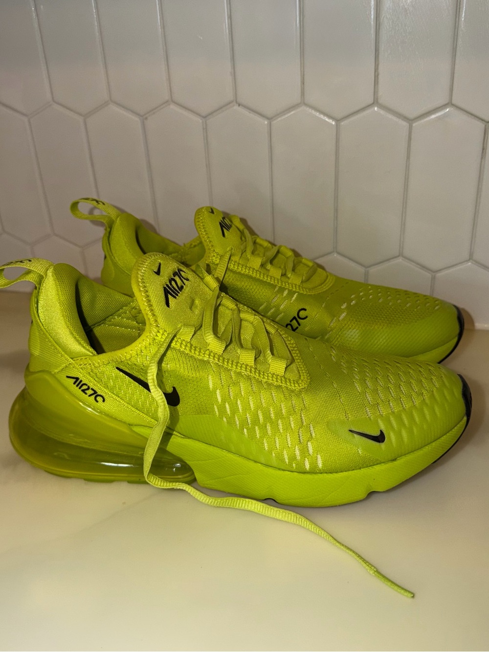 Nike Air Max 270 in Neon Yellow with Black Swoosh - Picture 2 of 9